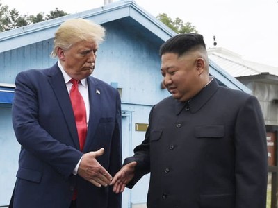 Tổng thống Mỹ Donald Trump gặp Chủ tịch Triều Tiên Kim Jong-un tại biên giới liên Triều hồi tháng 9/2019 (Ảnh: AP).