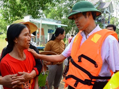 Ông Nguyễn Văn Lúa trong một lần đi thăm người dân vùng lũ hồi tháng 11.2018.