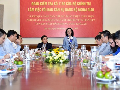 Đồng chí Trương Thị Mai đánh giá cao Bộ Ngoại giao thực hiện hết sức nghiêm túc, kịp thời và toàn diện chủ trương chung của Bộ Chính trị, Ban Bí thư - Ảnh VGP/Hải Minh.