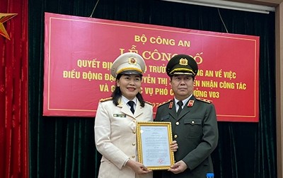Trung tướng Nguyễn Ngọc Anh trao quyết định cho Đại tá Nguyễn Thị Xuân.