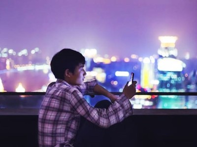 Một người dùng điện thoại di động ở Thượng Hải, Trung Quốc. (Nguồn: Getty Images)