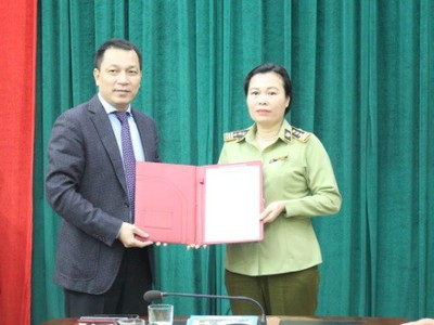 Bà Chu Thị Thu Hương nhận quyết định bổ nhiệm. (Ảnh: Bộ Công thương).