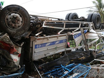 Xe tải lật ngửa sau khi mất lái và đâm vào nhà dân.