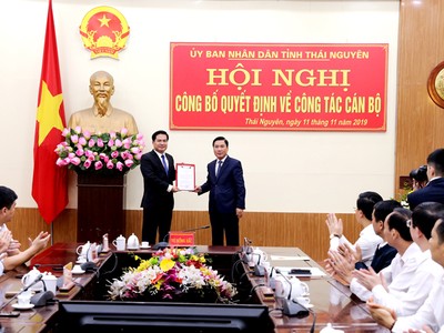 Phó Bí thư Tỉnh  ủy, Chủ tịch UBND tỉnh Thái Nguyên Vũ Hồng Bắc trao quyết định và chúc mừng tân Phó Chủ tịch Lê Quang Tiến.