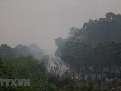 Khu vực Đại lộ Thăng Long chìm trong màn sương bụi mù mịt lúc 8 giờ 30 sáng 12/11. (Nguồn ảnh: TTXVN)
