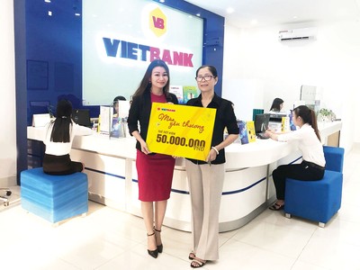 Khách hàng trúng 50 triệu đồng ngày đầu “Mùa yêu thương” tại Vietbank