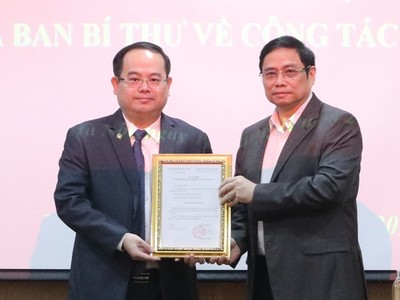 Ông Quản Minh Cường (trái) nhận quyết định làm Phó ban Tổ chức Trung ương từ ông Phạm Minh Chính. 