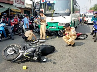 Lực lượng CSGT khám nghiệm hiện trường.