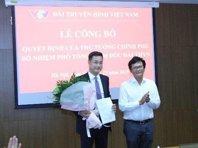 Tổng Giám đốc VTV Trần Bình Minh trao quyết định của Thủ tướng Chính phủ cho ông Lê Ngọc Quang.