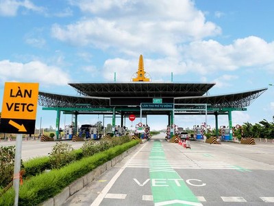Làn thu phí không dừng tại trạm BOT.
