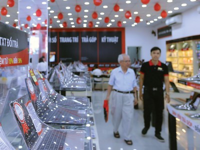 “Ông lớn” ngành bán lẻ điện thoại di động: Cuộc đua song mã