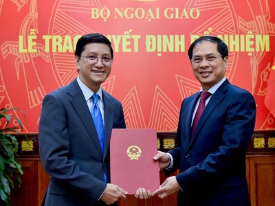 Thứ trưởng Bùi Thanh Sơn trao quyết định cho ông Nguyễn Thanh Hải.