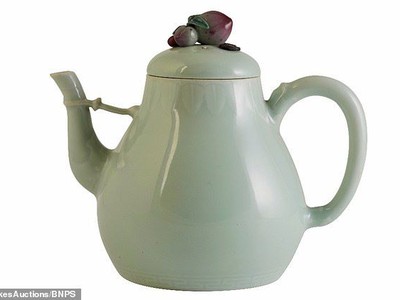 Ấm trà được cho là thuộc sở hữu của vua Càn Long.