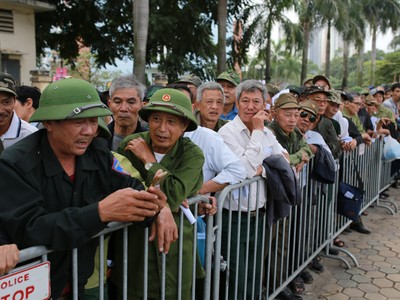 Dòng người xếp hàng mua vé trước cổng Liên đoàn bóng đá Việt Nam trên đường Lê Quang Đạo chiều 13/11. Ảnh: Tất Định.