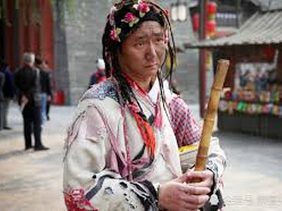 Lý đóng giả ăn mày thời cổ tại khu du lịch.