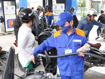 Nhân viên Petrolimex đang bán xăng cho khách hàng. (Ảnh: Đức Duy/Vietnam+).