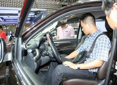 Xe trong nước dù có giảm giá, khuyến mãi nhiều mẫu, dòng xe song doanh số tháng qua vẫn suy giảm mạnh.