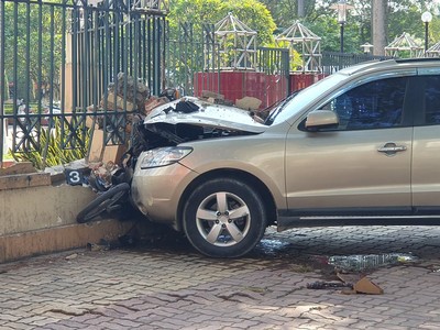 Chiếc xe ô tô lao lên vỉa hè, tông đổ hàng loạt xe máy, đâm một số người dân rồi tông đổ một phần bờ tường.