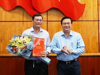 Bí thư Tỉnh ủy Long An Phạm Văn Rạnh trao quyết định và chúc mừng đồng chí Nguyễn Thanh Tiệp.