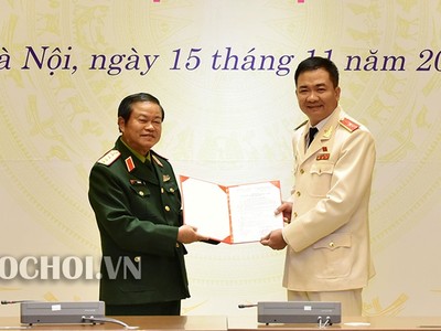 Đại tướng Đỗ Bá Tỵ trao quyết định cho Thiếu tướng Nguyễn Minh Đức.