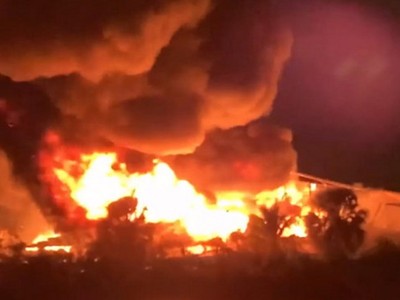 Lửa đỏ bốc lên từ một trong các du thuyền gặp nạn.