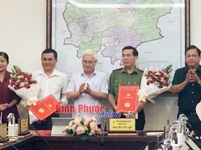 Thường trực Tỉnh ủy Bình Phước trao quyết định và chúc mừng đồng chí Bùi Xuân Thắng và đồng chí Lê Trường Sơn.