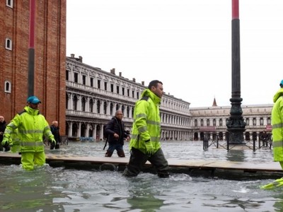 Công nhân dọn dẹp Quảng trường San Marco, Venice, Italy, sau khi nước lũ tiếp tục tấn công hôm 17/11. Reuters.