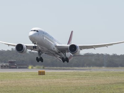 Hành khách trên chuyến bay kéo dài 19 tiếng 19 phút được nhìn thấy mặt trời mọc hai lần. Ảnh: CNBC. 