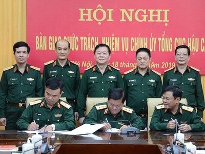 Thượng tướng Nguyễn Trọng Nghĩa chứng kiến ký kết biên bản bản giao chức trách Bí thư Đảng ủy, Chính ủy Tổng cục Hậu cần. Ảnh QĐND