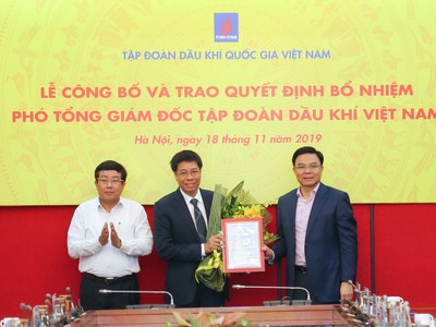 Lãnh đạo PVN trao quyết định bổ nhiệm và chúc mừng tân Phó Tổng Giám đốc Nguyễn Văn Mậu.