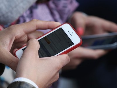 57% người trưởng thành Mỹ thường xuyên truy cập tin tức bằng điện thoại thông minh và máy tính bảng. (Nguồn: Getty Images)