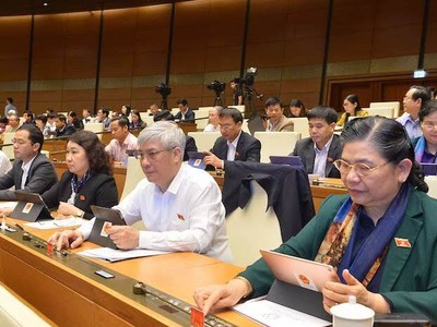 Đại biểu Quốc hội bấm nút biểu quyết tại nghị trường. 