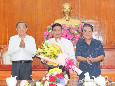 Phó Chủ nhiệm Ủy ban Kiểm tra Trung ương Nguyễn Thanh Sơn và Bí thư Tỉnh ủy Cà Mau Dương Thanh Bình chúc mừng đồng chí Hồ Minh Chiến.