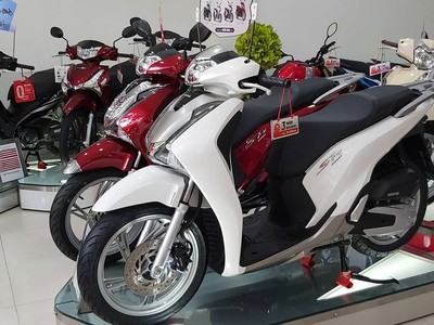 Giá xe Honda SH tại các đại lý vẫn tăng chênh chóng mặt.