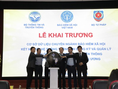 Lãnh đạo các đơn vị cùng khai trương hệ thống. 