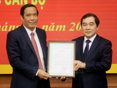 Đồng chí Nguyễn Thanh Bình trao quyết định cho đồng chí Nguyễn Tiến Thành.