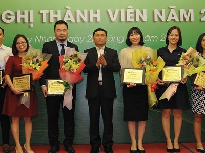 Chủ tịch VSD Nguyễn Sơn vinh danh 10 thành viên tiêu biểu trong hoạt động thanh toán giao dịch chứng khoán cơ sở năm 2019.