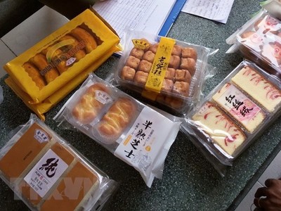 Cục Quản lý thị trường Thành phố Hồ Chí Minh thu giữ hơn 5.400 bánh bông lan không giấy tờ. (Ảnh: TTXVN)