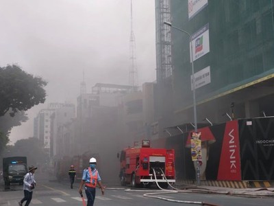 Khói mù mịt trên đường Nguyễn Bỉnh Khiêm.