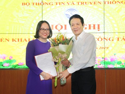 Thứ trưởng Hoàng Vĩnh Bảo trao quyết định và chúc mừng tân Phó Cục trưởng Cục Báo chí Mai Hương Giang.