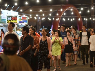 Chợ đêm Ha Tien Night Market luôn tấp nập du khách là tiền đề triển khai chuỗi dịch vụ thương mại tại Ha Tien Centroria.