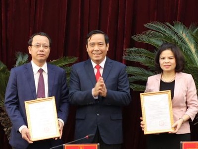 Phó Trưởng Ban Thường trực Ban Tổ chức Trung ương Nguyễn Thanh Bình trao quyết định cho đồng chí Nguyễn Hương Giang và đồng chí Nguyễn Quốc Chung.