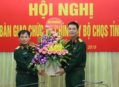 Thiếu tướng Trần Ngọc Tuấn, Phó Chính ủy Quân khu 2 chúc mừng Đại tá Nguyễn An Phong.