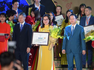 Bộ trưởng Bộ Tài nguyên và Môi trường Trần Hồng Hà (phải) và Phó chủ tịch VCCI Võ Tân Thành trao tặng chứng nhận dẫn đầu TOP 10 doanh nghiệp bền vững nhất, lĩnh vực thương mại dịch vụ cho bà Nguyễn Minh Ngọc, Phó Tổng Giám đốc SASCO.