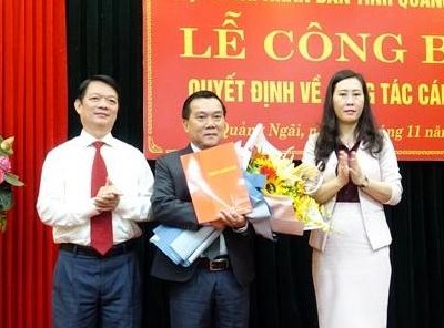 Lãnh đạo tỉnh Quảng Ngãi trao Nghị quyết và chúc mừng đồng chí Nguyễn Tấn Đức.