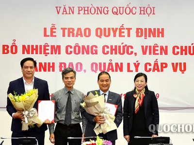 Trưởng Ban Dân nguyện Nguyễn Thanh Hải và Phó Bí thư Thường trực Đảng ủy cơ quan Văn phòng Quốc hội Nguyễn Đức Thụ trao quyết định cho các ông: Trần Hồng Cẩn, Đinh Văn Bản.