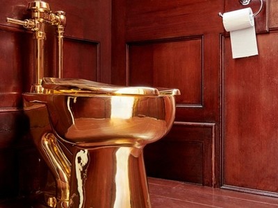 Toilet được trưng bày ở Cung điện Blenheim trước khi biến mất ngày 14/9. Ảnh: PA.