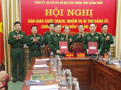 Thiếu tướng Đỗ Danh Vượng chứng kiến lễ ký các biên bản bàn giao.