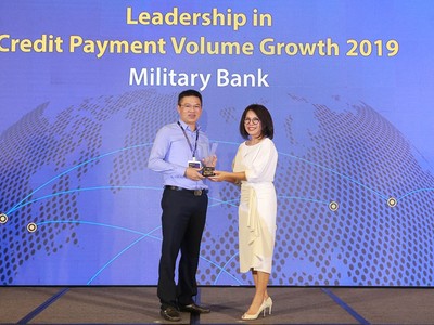 Ông Nguyễn Bá Tuyến – Giám đốc Trung tâm kinh doanh Thẻ MB nhận giải thưởng do Bà Trương Minh Hà – Giám đốc Kinh doanh Visa khu vực Việt Nam & Lào trao tặng.