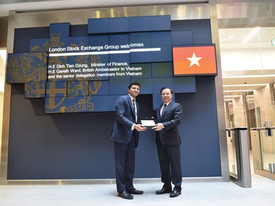 Năm 2019, ngành tài chính Việt Nam tổ chức thành công Hội nghị Xúc tiến đầu tư gián tiếp tại London, Vương quốc Anh
Trong ảnh: Lãnh đạo Sở GDCK London chào đón Bộ trưởng Bộ Tài chính Đinh Tiến Dũng đến thăm Sở giao dịch.